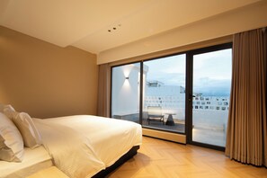 Quarto quádruplo superluxo, varanda | Ferros/tábuas de passar roupa, Wi-Fi de cortesia, roupa de cama