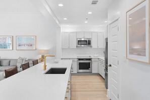 Refrigerador, microondas, horno, placa de cocina
