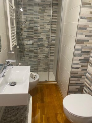 Sèche-cheveux, bidet, serviettes fournies, savon