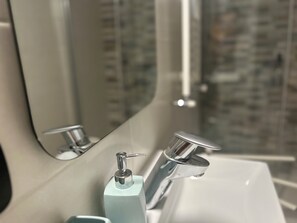 Hårføner, bidé, håndklær og såpe