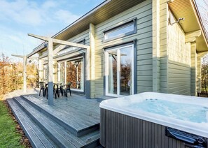 Terrace/patio - Roydon Two Bedroom Lodge with Hot Tub (Roydon)