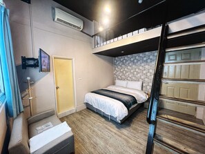 A compact room with a bunk bed, a small desk, and a wall-mounted air conditioner. - MU-IN  HOTEL (Kaohsiung)
