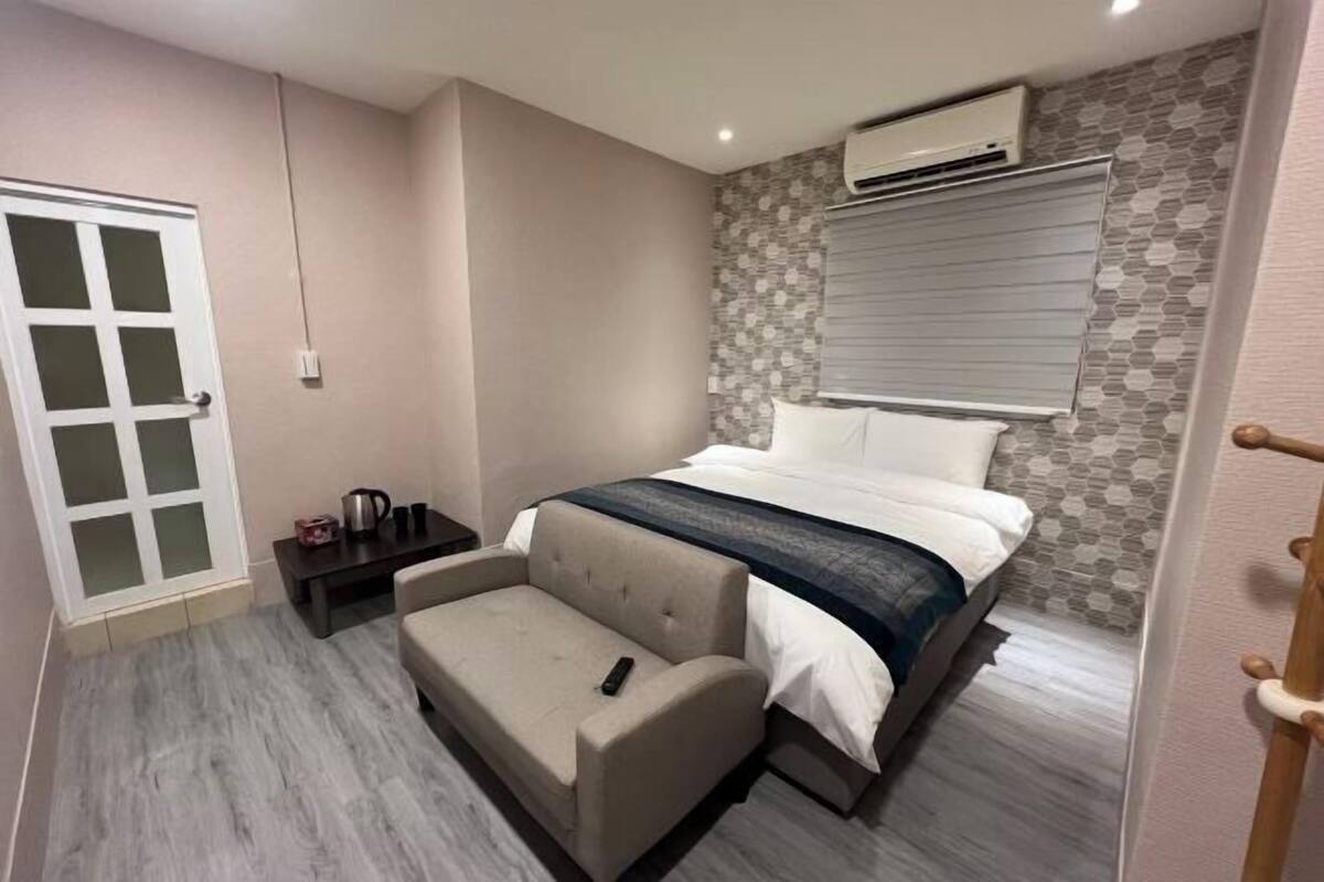 Soundproofing, WiFi (free), bed sheets