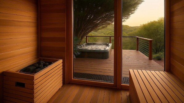 Une salle de spa en bois avec un jacuzzi, un banc en bois et une vue sur un jardin.