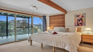 4 bedrooms, iron/ironing board, internet, bed sheets