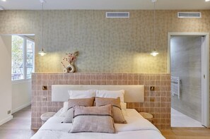 Appartement | Een strijkplank/strijkijzer, beddengoed