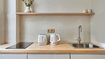 Refrigerador, microondas, placa de cocina, cafetera/tetera