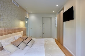 Departamento | Tabla de planchar con plancha y ropa de cama 