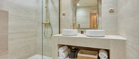 Appartement | Salle de bain | Séchoir à cheveux, savon, shampooing