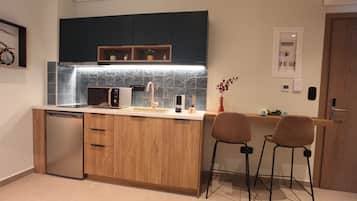 Deluxe Apartment | Private kitchen | Espresso maker, electric kettle
