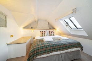 2 bedrooms, desk, iron/ironing board, travel crib - Barometer Cottage Boutique Coastal Cottage (Broughty Ferry, Dundee)