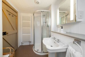 Douche, sèche-cheveux, serviettes fournies