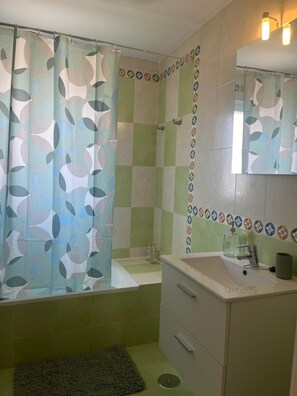 Dusche, Bidet, Handtücher, Toilettenpapier
