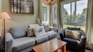 TV, fireplace - Charming Condo in the Mont Tremblant Ski Village (Mont-Tremblant)