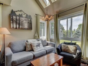 Een televisie en een open haard