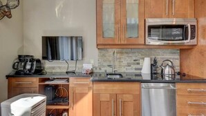 Coffee/tea maker, fridge, stovetop, toaster - Charming Condo in the Mont Tremblant Ski Village (Mont-Tremblant)