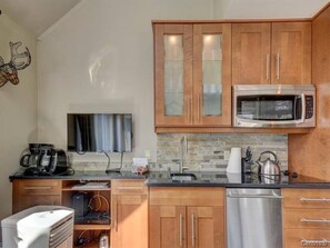 Een koelkast, een oven, een kookplaat, een koffiezetapparaat/waterkoker