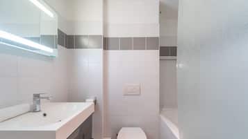 Apartment | Bathroom | Towels, shampoo