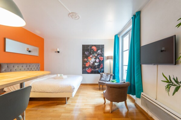 Apartment | Laptop workspace, iron/ironing board, bed sheets