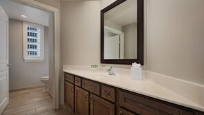 مجففات شعر، مناشف، صابون، ورق حمّام