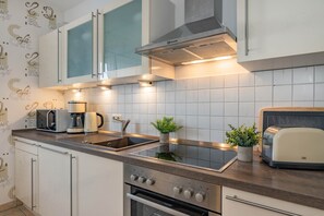 Kjøleskap, mikrobølgeovn, ovn og kokeplater