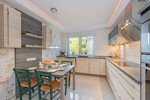 Fridge, microwave, oven, stovetop - Villa Ost - Apartment Simone - high-quality designed domicile (Zinnowitz)