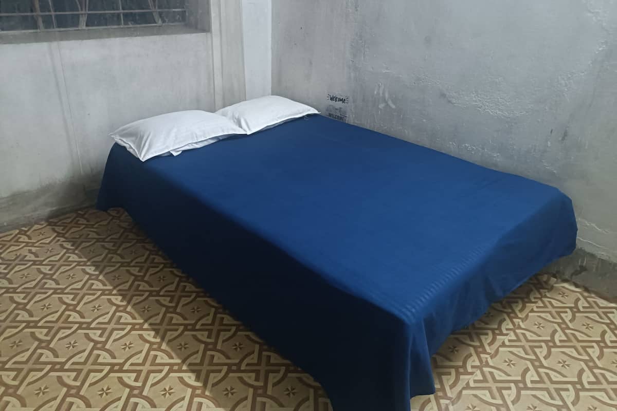 Escritorio, espacio para trabajar con laptop y wifi gratis