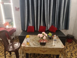 Deluxe Double Room | In-room dining