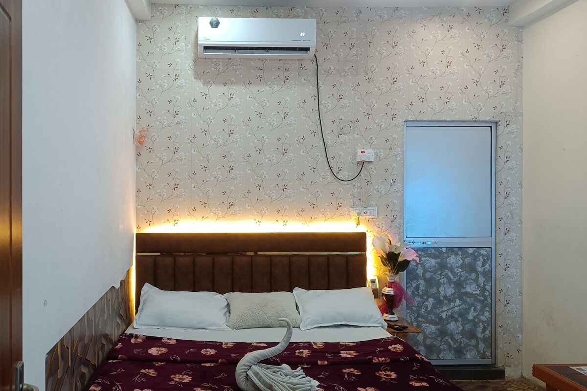 Minibar, desk, laptop workspace, free WiFi