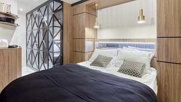 Apartamento | Tabla de planchar con plancha y ropa de cama