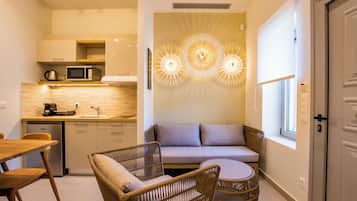 Apartamento superior, vista para a cidade | Área de estar | TV de tela plana