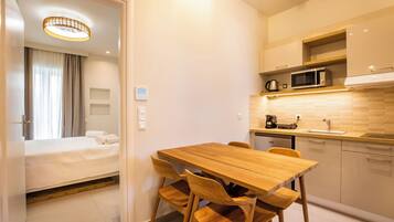 Apartamento standard, vista para a cidade | Cozinha privada | Frigobar, micro-ondas, chaleira elétrica
