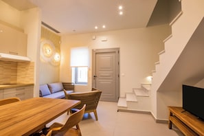 Standard-Apartment, Stadtblick | Essbereich im Zimmer