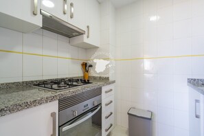 Kjøleskap, mikrobølgeovn, ovn og kaffetrakter/tekoker