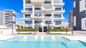 A modern building with a pool in front. - CostaBlancaDreams - Silver Tower 2A in Calpe (Calpe / Calp)