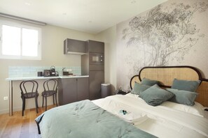 Laptop workspace, iron/ironing board, bed sheets - Studio With AC Center of Paris (Paris)