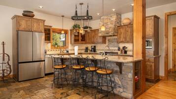 Køleskab, mikrobølgeovn, ovn, kogeplade