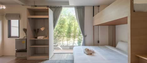 Chambre familiale, Plusieurs lits, vue sur la ville | Rideaux dâobscurcissement, fer et planche Ă repasser