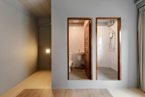 Ducha, artículos de higiene personal gratuitos y secador de pelo