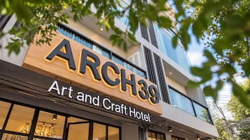 Un hotel con un cartel llamativo que dice 'ARCH39 Art and Craft Hotel'.