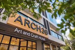 Un hotel con un cartel llamativo que dice 'ARCH39 Art and Craft Hotel'.