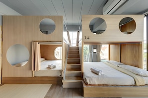 Habitación Signature, varias camas, no fumadores, vistas a la ciudad | Cortinas opacas, tabla de planchar con plancha, wifi gratis