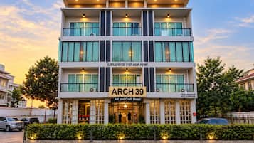 Um hotel de vários andares com design moderno, com varandas e grandes janelas.