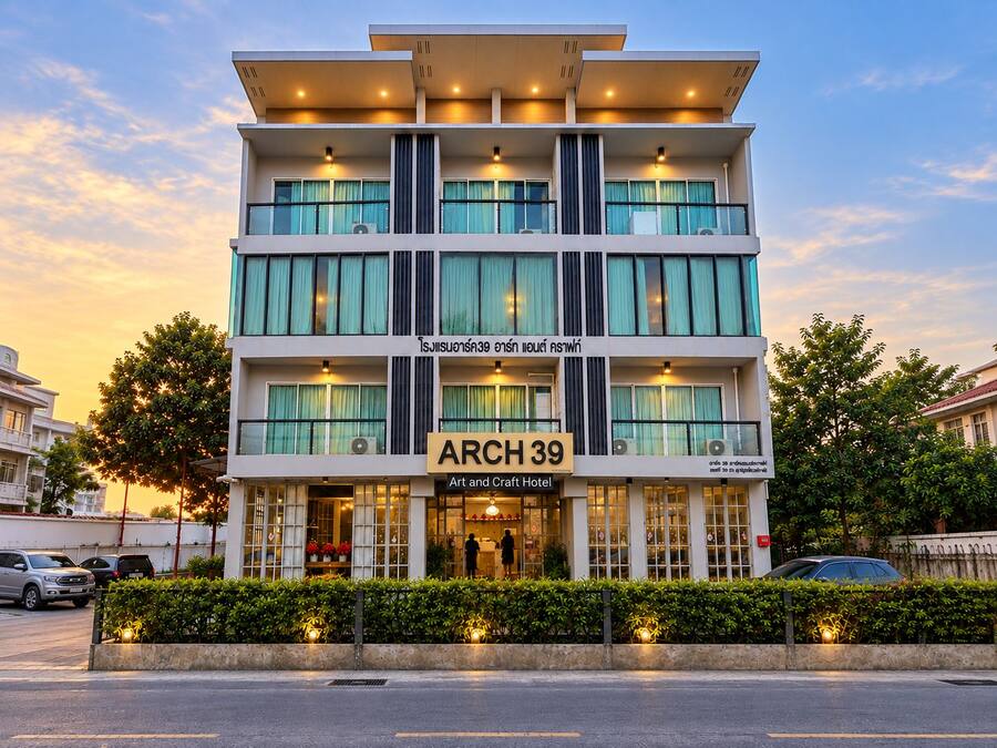 Um hotel de vários andares com design moderno, com varandas e grandes janelas.