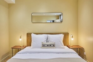 Appartement | Een laptopwerkplek, een strijkplank/strijkijzer, beddengoed