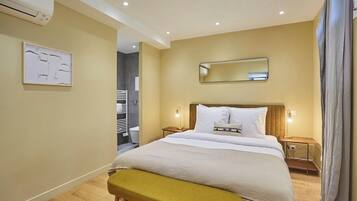 Appartement | Een laptopwerkplek, een strijkplank/strijkijzer, beddengoed