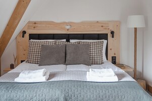 House, 4 Bedrooms | Soundproofing, iron/ironing board, free WiFi, bed sheets