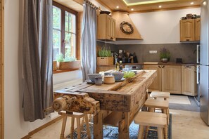 Casa, 4 habitaciones | Servicio de comidas en la habitación