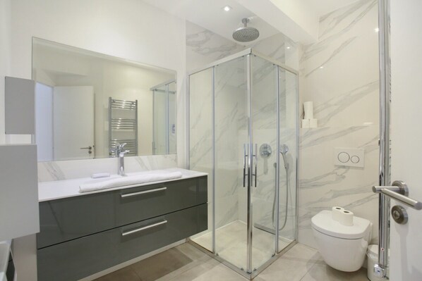 Apartment | Bathroom | Hair dryer, soap, shampoo