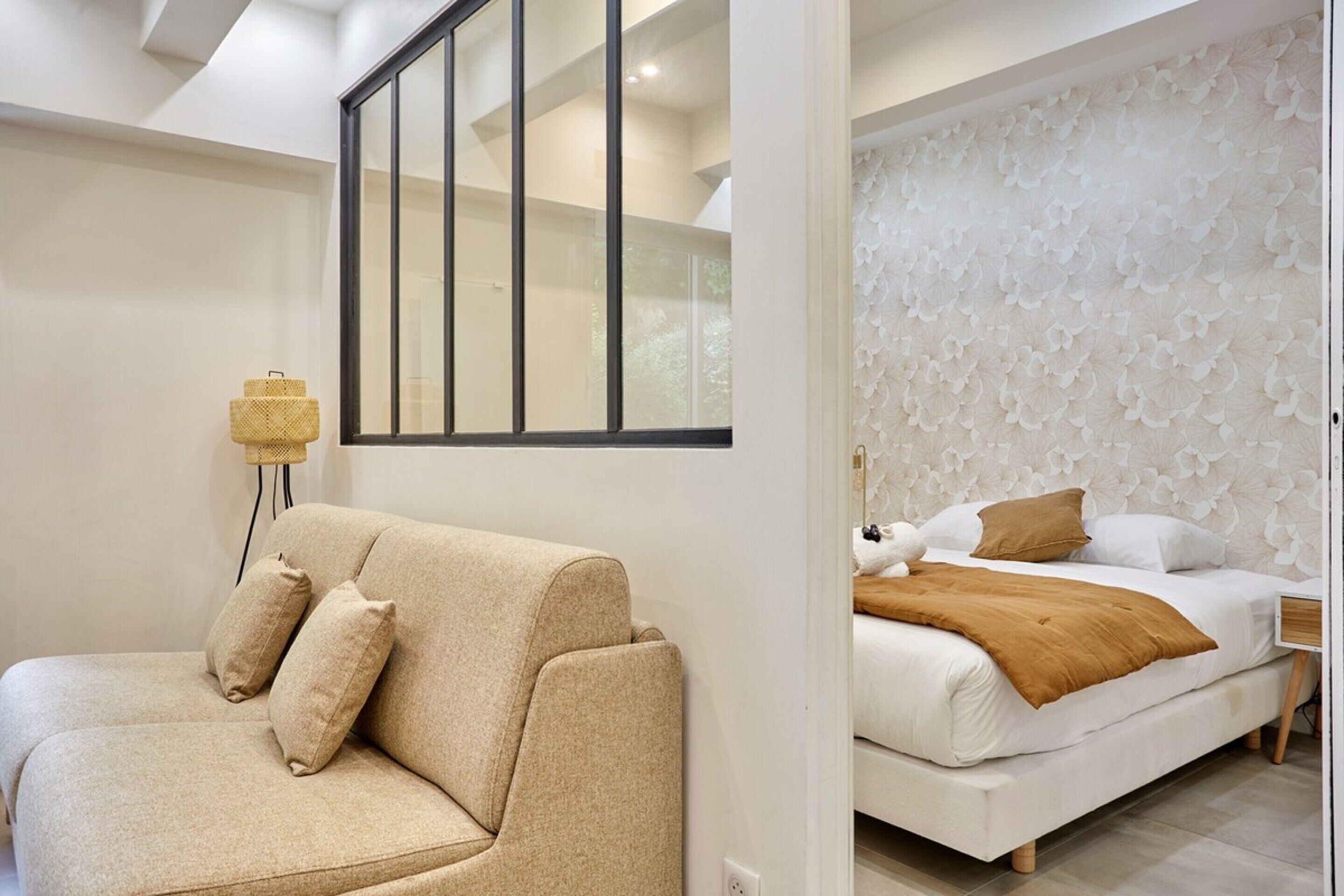 Apartamento | Espacio para trabajar con un portátil y tabla de planchar con plancha